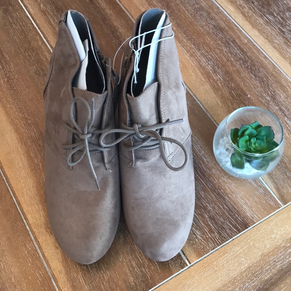 🔥 Universal Thread ‘Bessie’ Booties - Picture 2 of 2